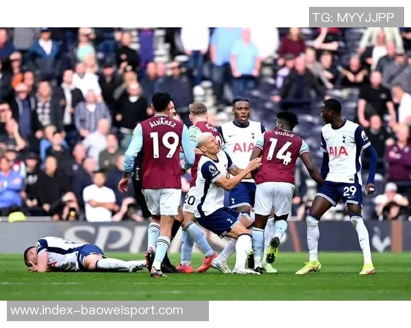 差点出事!热刺后场出球被断,勒温得球后扫射高出横梁 差点出事!热刺后场出球被断,勒温得球后扫射高出横梁