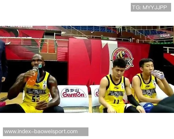 克莱上半场状态低迷仅得5分三分球命中率惨淡 克莱上半场状态低迷仅得5分三分球命中率惨淡