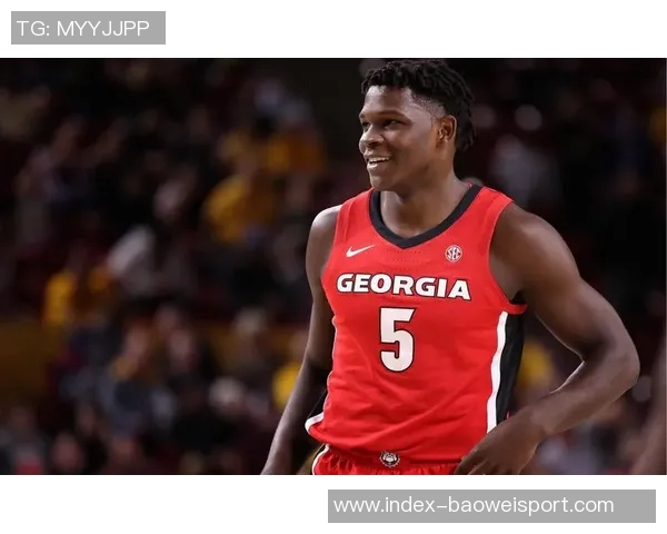 唐斯自豪于华子成就每次路过阿迪门店必停留欣赏他的海报 唐斯自豪于华子成就每次路过阿迪门店必停留欣赏他的海报