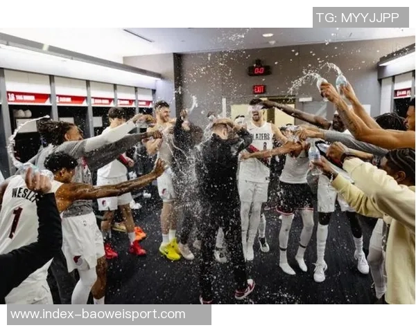 小杨激情泼水庆祝斯普利特首场胜利并获得比赛用球