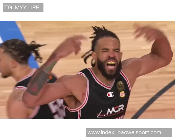 四冠中锋提前备战新赛季展现冠军气质与决心