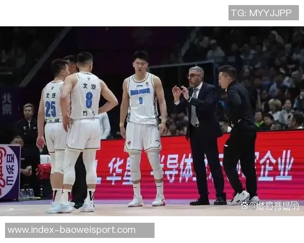 管子煜在对阵马刺的比赛中展现出突破勇气展现出优秀比赛气质