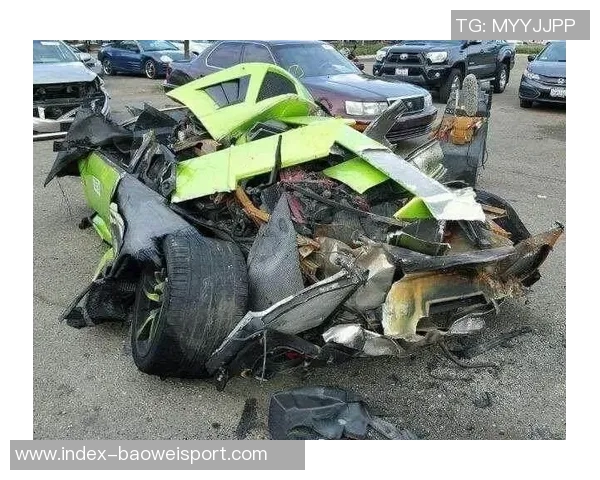 荷兰前国脚经历惊险四车连环撞击兰博基尼惨遭报废