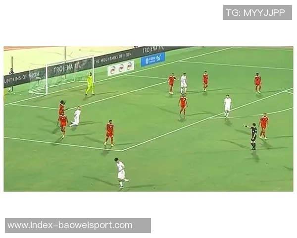 最后时刻U22国足角球争议鲍世蒙拔角旗杆遭黄牌处罚后幽默插回